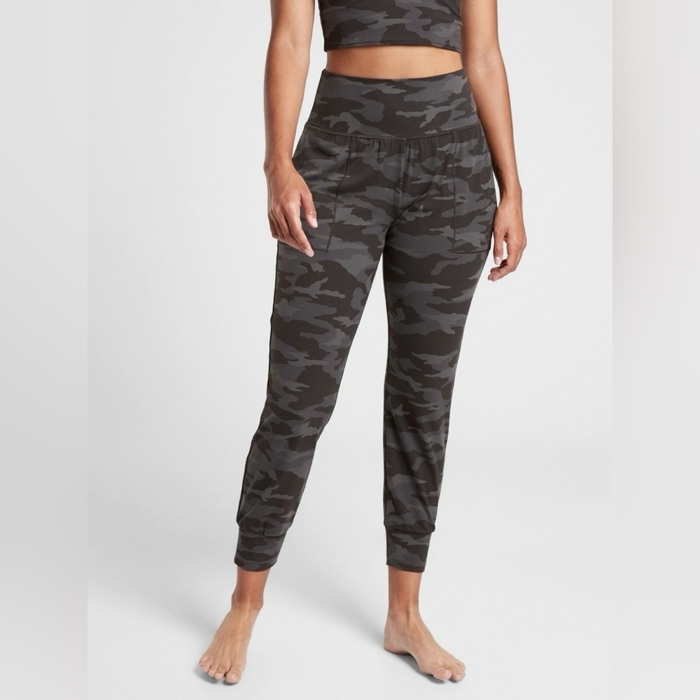 Athleta black salutation camo‎ joggers high rise pants